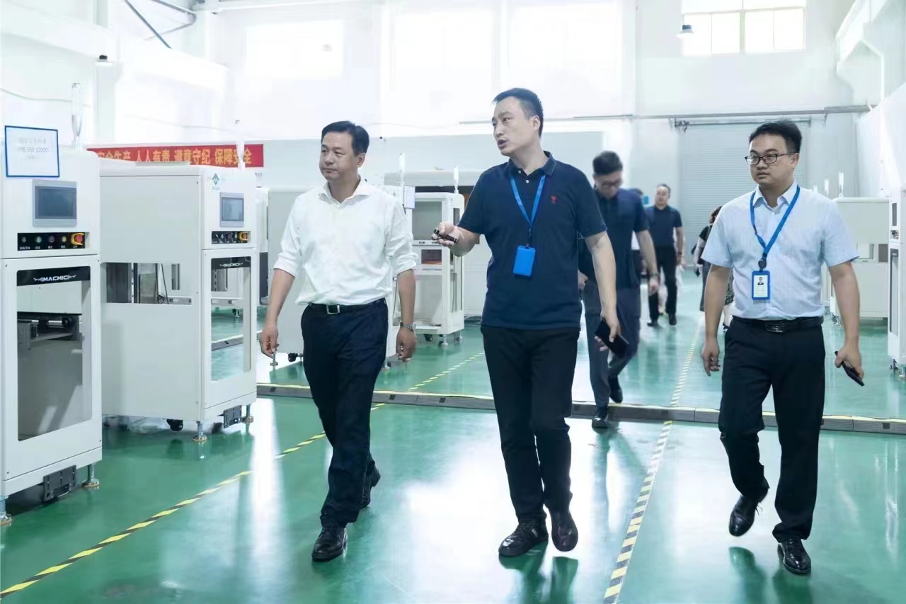 常州國家高新區(qū)管委會副主任杭宏偉調研科瑞爾科技,鎮(zhèn)領導高翔、邢皓程陪同調研。(圖2) 常州國家高新區(qū)管委會副主任杭宏偉調研科瑞爾科技,鎮(zhèn)領導高翔、邢皓程陪同調研。(圖2)